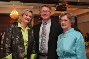 Dean David D. Allen visits with Joyce Folse (BSPh 86) and her mother, Virginia MacNaughton (BSPh 62), at pharmacy's 2012 alumni weekend, where Folse celebrated her 25th class reunion and MacNaughton celebrated her 50th.